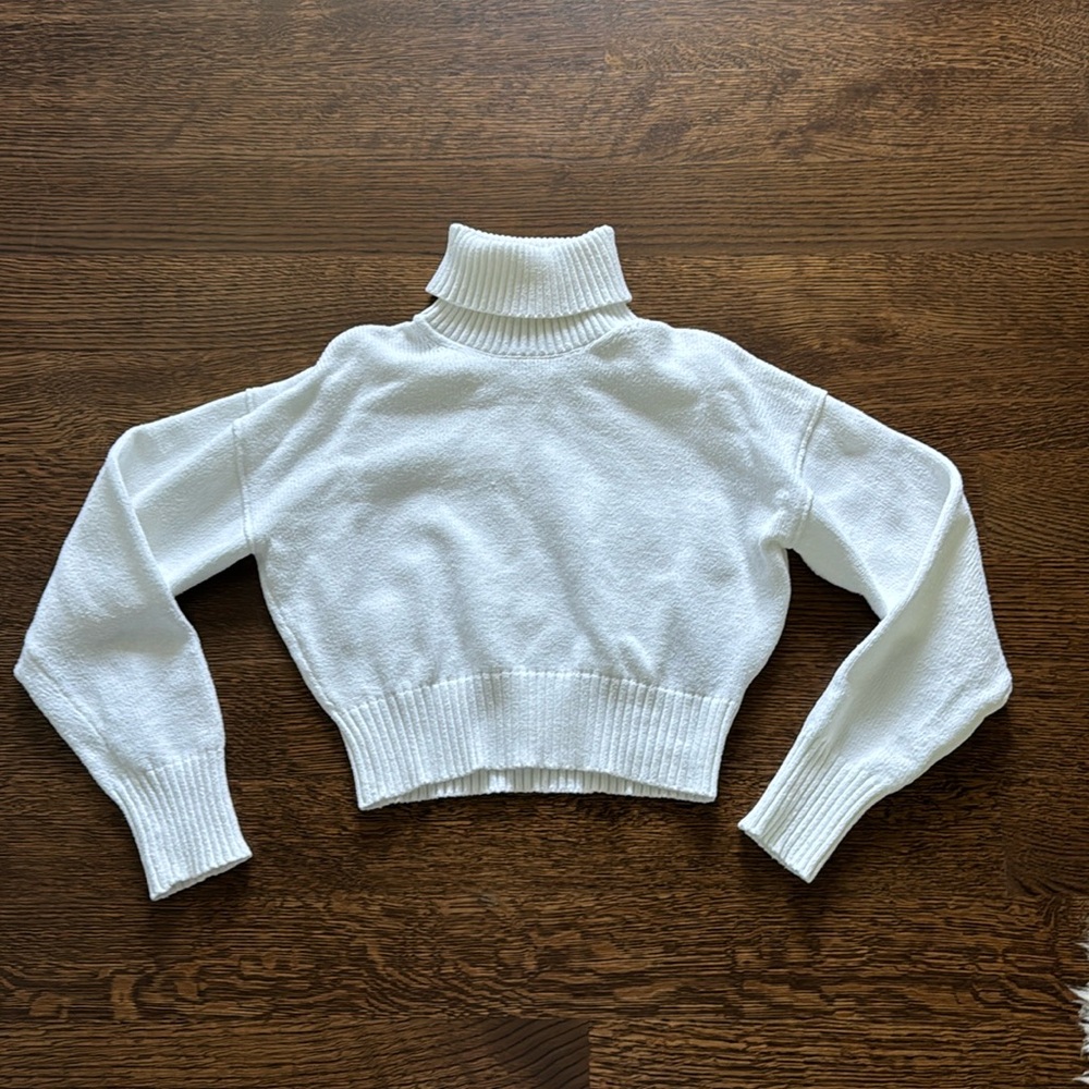 Club Monaco White Cropped Turtleneck